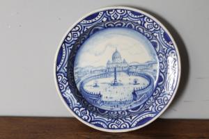 Antigo prato grande de cerâmica de 1915 representando Roma – Praça de São Pedro. Mede 45 cm. Assinado e datado no verso. Manufatura Francesa.